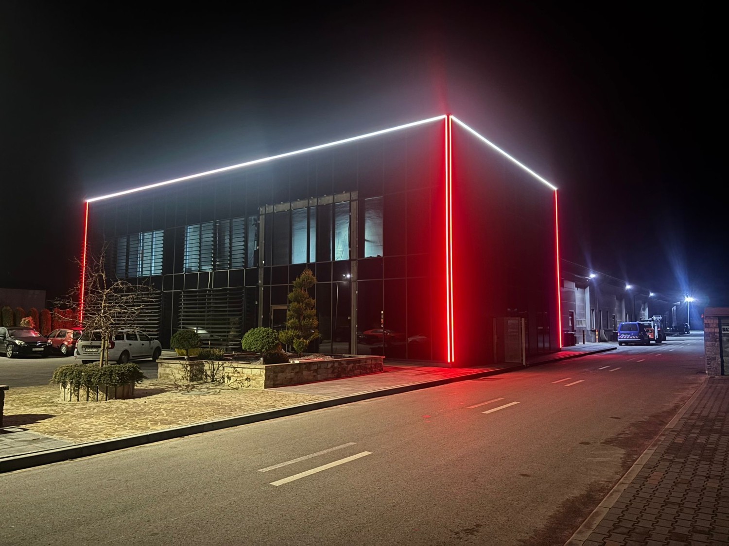 Przykład realizacji oświetlenia elewacji - iluminacja krawędziowa fasady wentylowanej – perfekcja w&nbsp;24V DC